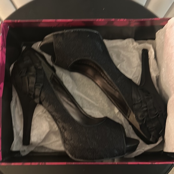 Lovey Lacey Noir Gloria Pumps! - Picture 6 of 8